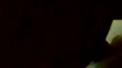 గజిబిజిగా ఉన్న ఆఫీసు వెనుక గదిలో సన్నగా ఉండే డకోటా స్కై ఫకింగ్