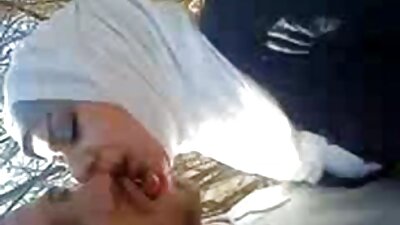 భారీ నకిలీ వక్షోజాలతో ఉన్న పోర్న్ స్టార్ సోఫాపై చొచ్చుకుపోతోంది