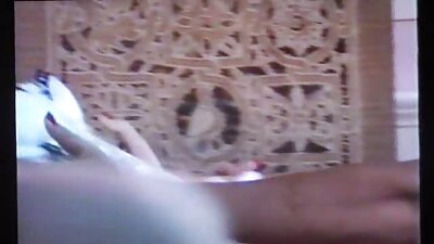 సెక్సీ బాడీతో ఉన్న సుందరమైన మిల్ఫ్ ఆమె పుస్సీని కొట్టేస్తోంది