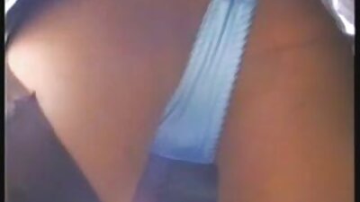 ఒక వేడి మహిళ తన గట్టి పుస్సీని టేబుల్ మీద మసాజ్ చేస్తోంది
